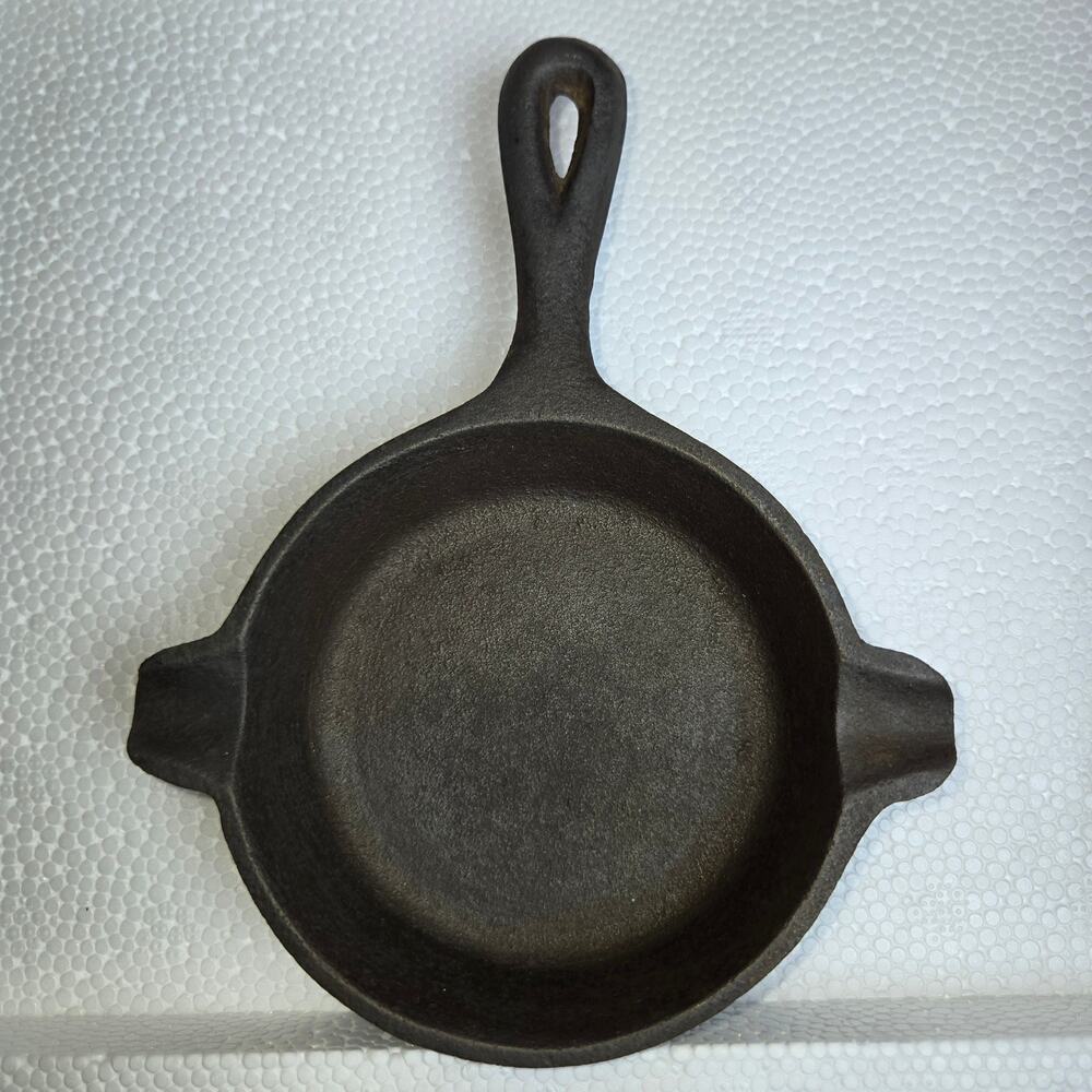 LODGE CAST IRON MINI SKILLET ASHTRAY - Picture 5 of 5